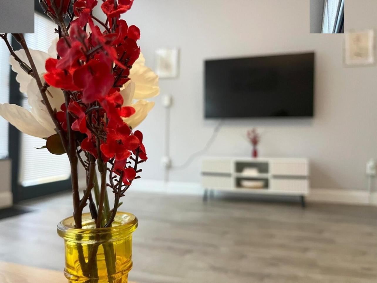 Апартаменты Local Modern Getaway - Ground Floor Кливленд Экстерьер фото