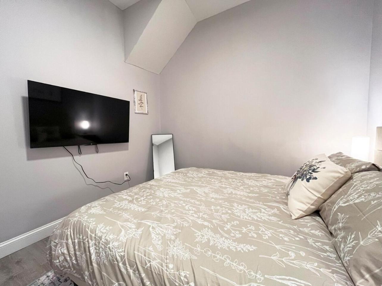 Апартаменты Local Modern Getaway - Ground Floor Кливленд Экстерьер фото